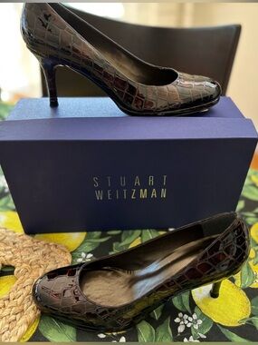 Stuart Weitzman NEW in Box Muse Fudge Sioux Crocodile Heel Pump Womens 7